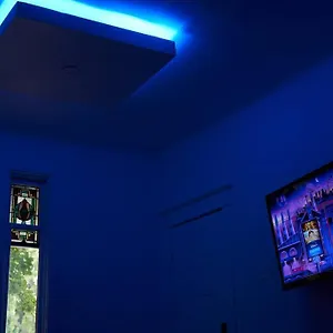 Blue Lounge ☆ Lafontaine Park ☆ Tv Cable , Montréal Canada